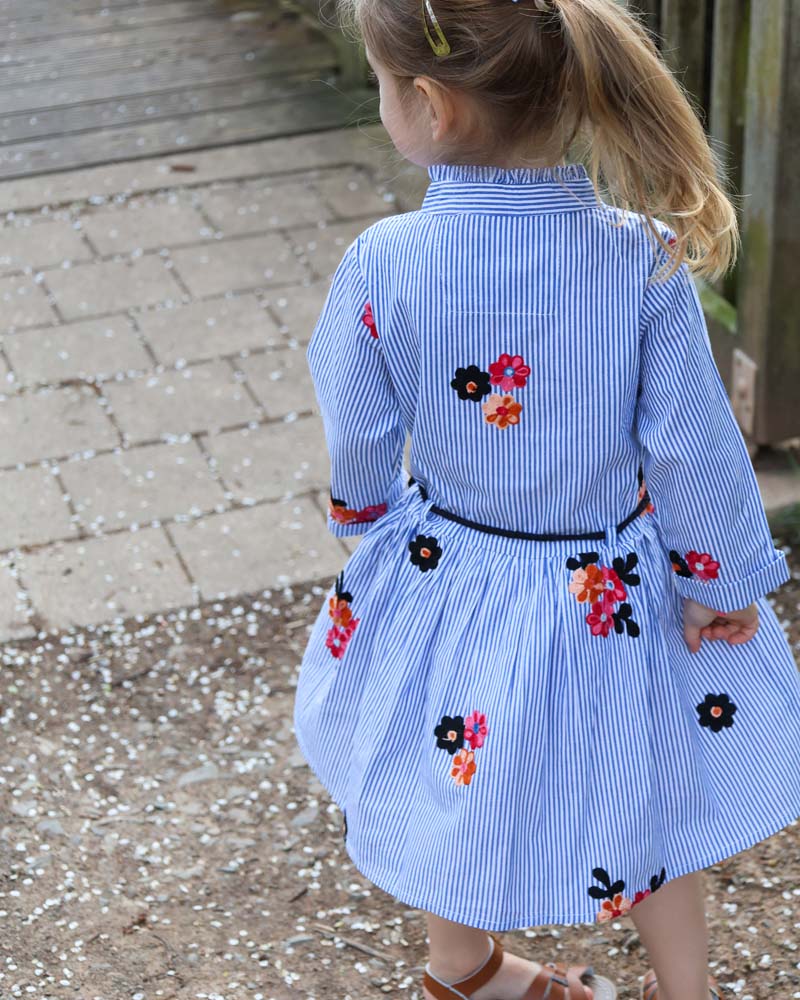 Mädchenkleid blau bestickte Blüten