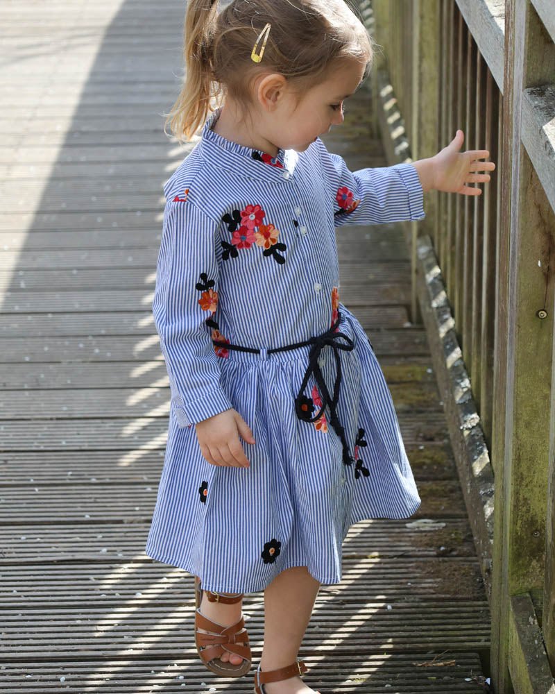 Mädchenkleid blau bestickte Blüten